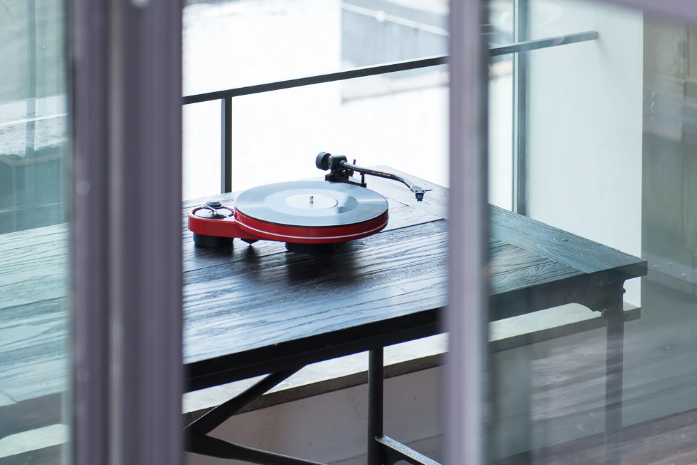 Pro-Ject RPM 3 Carbon Manual Turntable w/ Sumiko Moonstone Phono Cartridge - Image 4